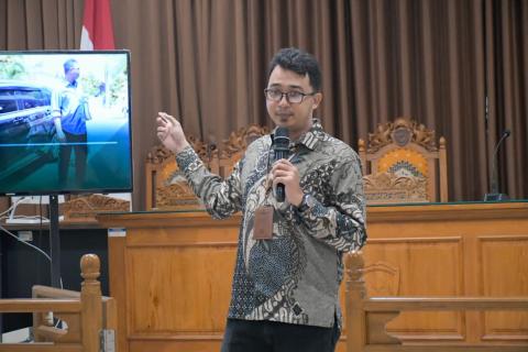 Arief Rizal saat memberikan pengarahan simulasi sidang