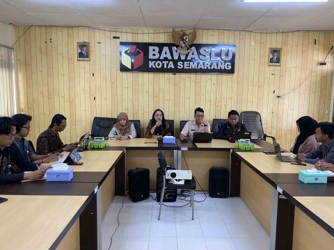 Silvania Susanti Anggota Bawaslu Kota Semarang saat menyampaikan paparan