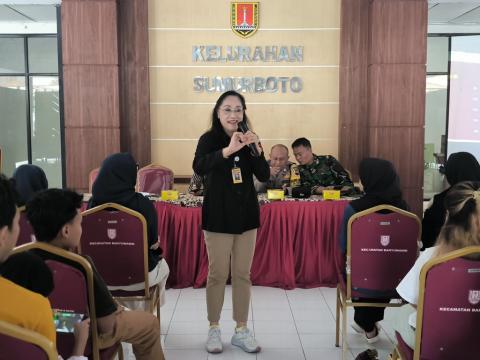 Penyampaian materi oleh Anggota Bawaslu Kota Semarang, V. Silvania Susanti