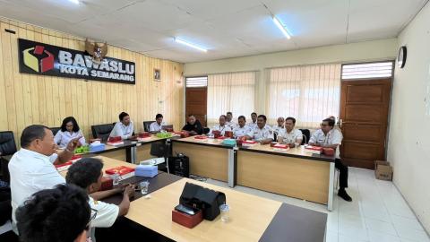 Penyampaian paparan oleh Dwijaya Samudra selaku Koordinator Divisi Pencegahan, Partisipasi Masyarakat dan Humas Bawaslu Kota Semarang