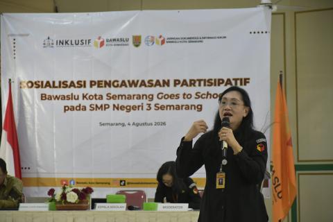 Bawaslu Kota Semarang menggandeng KPU Kota Semarang dalam kegiatan Sosialisasi Pengawasan Partisipatif: Bawaslu Kota Semarang Goes to School di SMP Negeri 3 Semarang, Selasa (4/8/2026). 