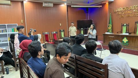 Anggota Bawaslu Kota Semarang Maria Goreti saat memberikan pengarahan