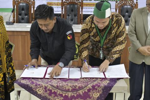 Ketua Bawaslu Kota Semarang, Arief Rahman dan Ketua Umum HMI Cabang Semarang, Muhammad Nabil Muallif