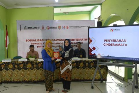 Penyerahan Cinderamata