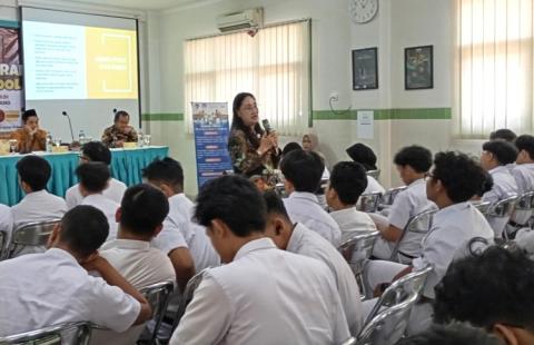 Anggota Bawaslu Kota Semarang, V. Silvania Susanti memberikan materi 