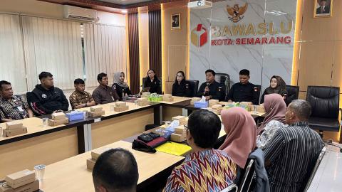 Rapat Koordinasi Pengawasan PDPB Triwulan IV Tahun 2026 di Ruang Integritas Bawaslu Kota Semarang