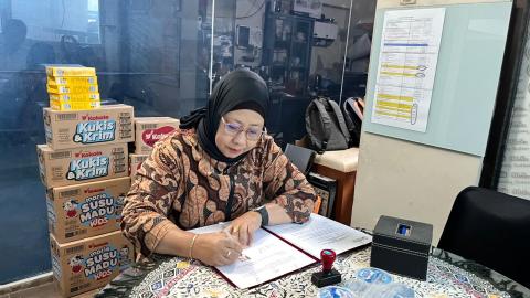 Penandatanganan oleh Station Manager Up Radio, Kholifah Afiyani
