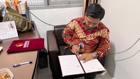 Penandatanganan oleh Ketua Bawaslu Kota Semarang, Arief Rahman