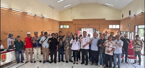 Foto Bersama Anggota Bawaslu Kota Semarang, DPRD Kota Semarang  dan Warga Kelurahan Krobogan
