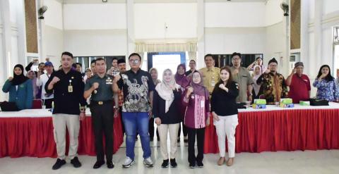 Foto 20/10 Foto Bersama Kegiatan Sosialisasi Antri Politik Uang di Kecamatan Mijen