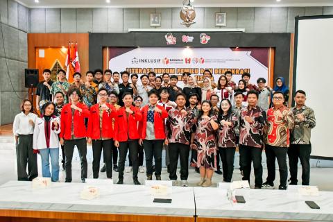 Foto Bersama Pimpinan Bawaslu Kota Semarang dengan Organisasi GMNI (22/10)
