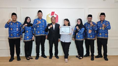 Bawaslu Kota Semarang terima sertifikat penghargaan Juara Umum dalam Kompetisi Video Kelas Penyelesaian Sengketa Tingkat Provinsi Jawa Tengah