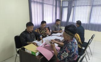 Proses penerimaan berkas pendaftaran anggota panwaslu kecamatan di kantor Bawaslu Kota Semarang