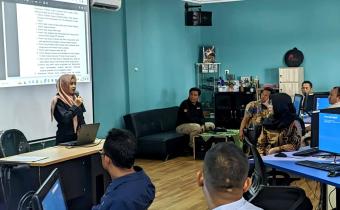 Anggota Bawaslu Kota Semarang, Euis Noor Faoziah memberikan arahan saat Evaluasi Kinerja Panwaslu Kecamatan Existing, Kamis, 2/5/2024.