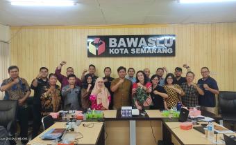 Foto bersama kegiatan Rapat Identifikasi Permasalahan Perbawaslu/Produk Hukum Non Perbawaslu