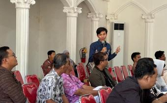 Pelatihan Menulis dan Editing Buku bagi Panwascam di Kantor Kecamatan Semarang Tengah