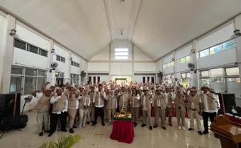 Foto bersama pimpinan Bawaslu Kota Semarang beserta jajarang pengawas se Kota Semarang