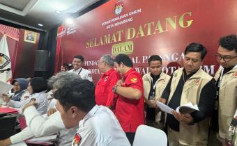 Bawaslu Kota Semarang melaksanakan pengawasan langsung dan melekat pada hari terakhir pendaftaran pasangan Calon Walikota dan Wakil Walikota Semarang Tahun 2024 pada Kamis, 29/08/2024.