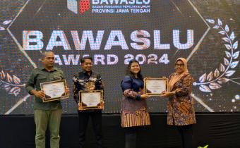 Kordiv Hukum dan Penyelesaian Sengketa Proses Bawaslu Kota Semarang, Maria Goreti ketika menerima penghargaan pada Bawaslu Jateng Award 2024