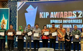 Ketua Bawaslu Kota Semarang saat menerima Penghargaan pada KIP Award 2024