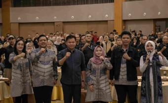 Foto bersama Rapat Koordinasi Evaluasi Pengawasan Tahapan Pilkada 2024 dengan Panwaslu Kecamatan dan Panwaslu Kelurahan