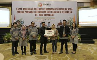 Pemberian santunan kepada ahli waris Alm. Gunawan Budiarto, Panwaslu Kelurahan, Kec. Semarang Barat dari Pengawas Pemilu se- Kota Semarang