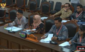 Ketua dan Anggota Bawaslu Kota Semarang bersama dengan Ketua dan Anggota Bawaslu Provinsi Jawa Tengah ketika mengikuti sidang perkara PHP Walikota Semarang di Mahkamah Konstitusi