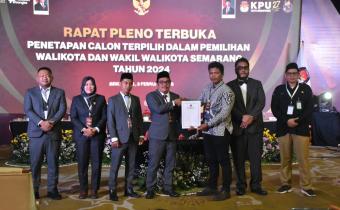 Anggota Bawaslu Kota Semarang Dwijaya Samudra Suryaman menerima Berita Acara Penetapan Paslon Walikota dan Wakil Walikota Semarang Tahun 2004