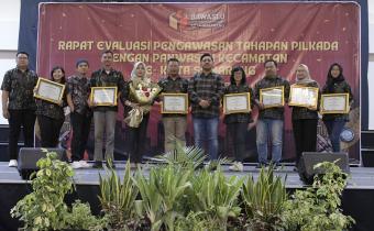 Ketua Bawaslu Kota Semarang Arief Rahman memberikan penghargaan kepada Panwaslu Kecamatan Tembalang kategori Panwaslu Kecamatan Terbaik Umum