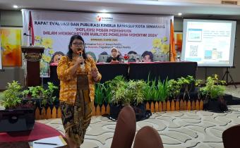 Anggota Bawaslu Kota Semarang Maria Goreti Jutari R. H. sosialisasikan JDIH Bawaslu kepada Kaum Perempuan