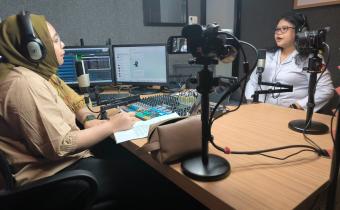 Anggota Bawaslu Kota Semarang Maria Goreti J R H menjadi pembicara di Jateng Radio