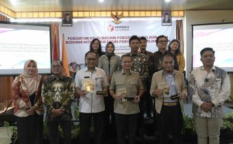 Penyerahan kenang-kenangan kepada narasumber