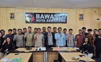 Foto bersama GAWAD, Pimpinan, dan Staf Bawaslu Kota Semarang