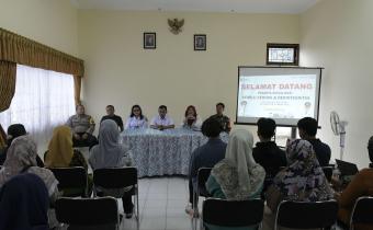 Diskusi publik dengan warga kelurahan bulusan