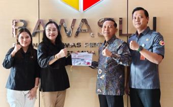 Bawaslu Kota Semarang menyerahkan Laporan Layanan Informasi Publik (LIP) Tahun 2025 