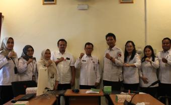Sesi foto bersama antara Bawaslu Kota Semarang dengan Dinas Pendidikan Kota Semarang