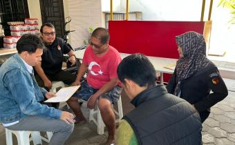Anggota Bawaslu Kota Semarang, Euis Noor Faoziah mengawasi coktas yang dilakukan oleh KPU Kota Semarang