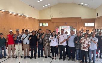 Foto Bersama Anggota Bawaslu Kota Semarang, DPRD Kota Semarang  dan Warga Kelurahan Krobogan