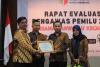 Ketua Bawaslu Kota Semarang Arief Rahman saat menyerahkan piagam penghargaan kepada salah satu pemenang penghargaan